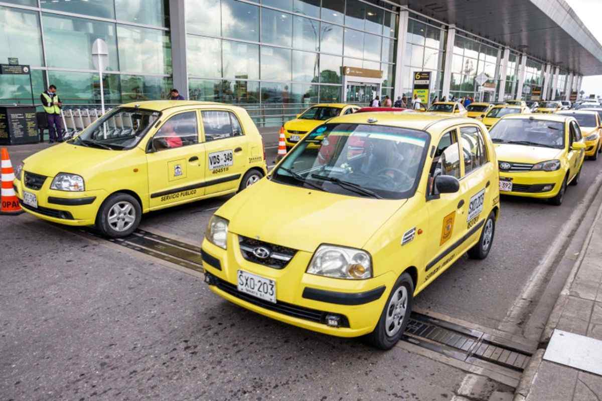 Foto de taxis en Bogotá, en nota de que Taxis Libres y Grupo Carrera implementarán innovación en El Dorado y cómo será.