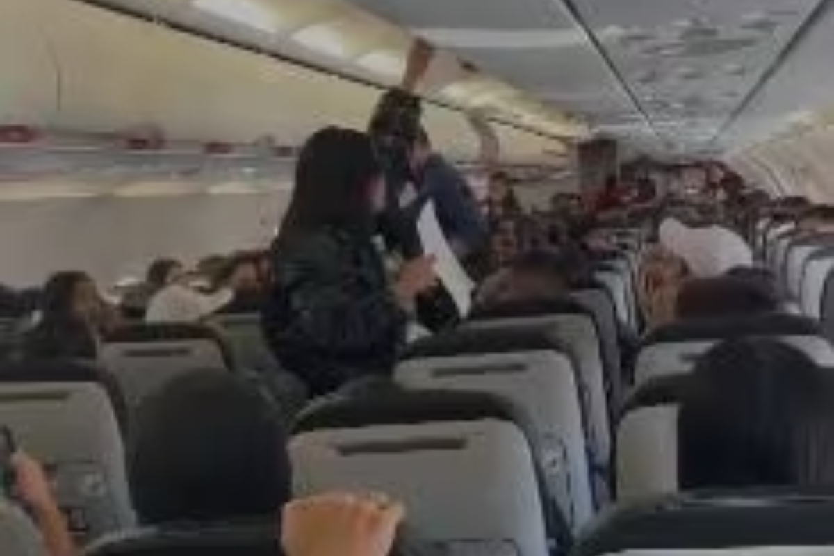Mujer armó escándalo en vuelo de Bogotá a Medellín y lo hizo retrasar por más de 2 horas. Pedía que la dejaran bajar de la aeronave. 