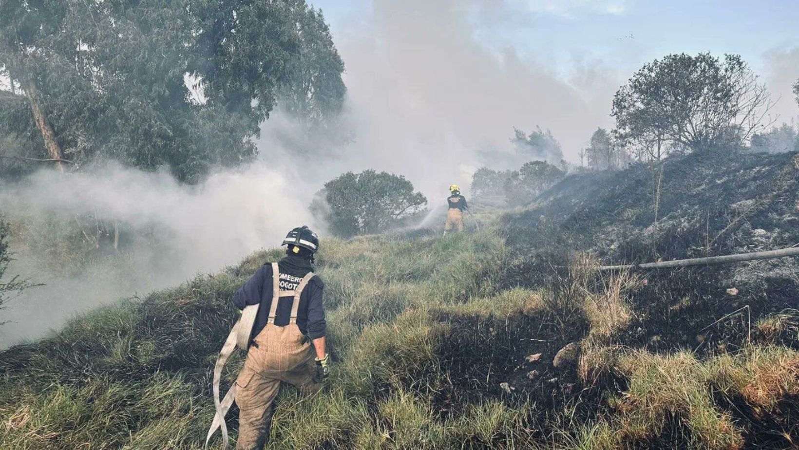 Incendio Bogotá hoy: hablaron bomberos que atienden la emergencia en los cerros