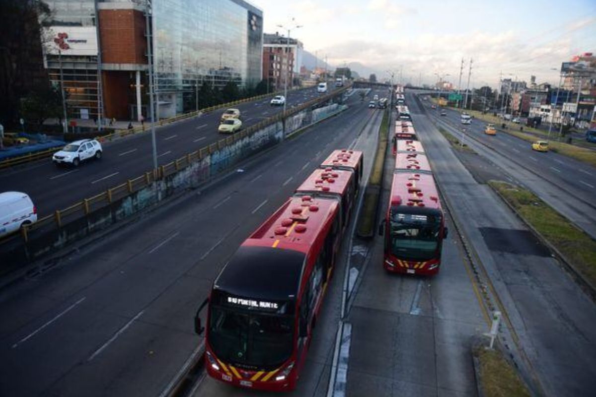 Foto de buses de Transmilenio por subida de pasajes del SITP