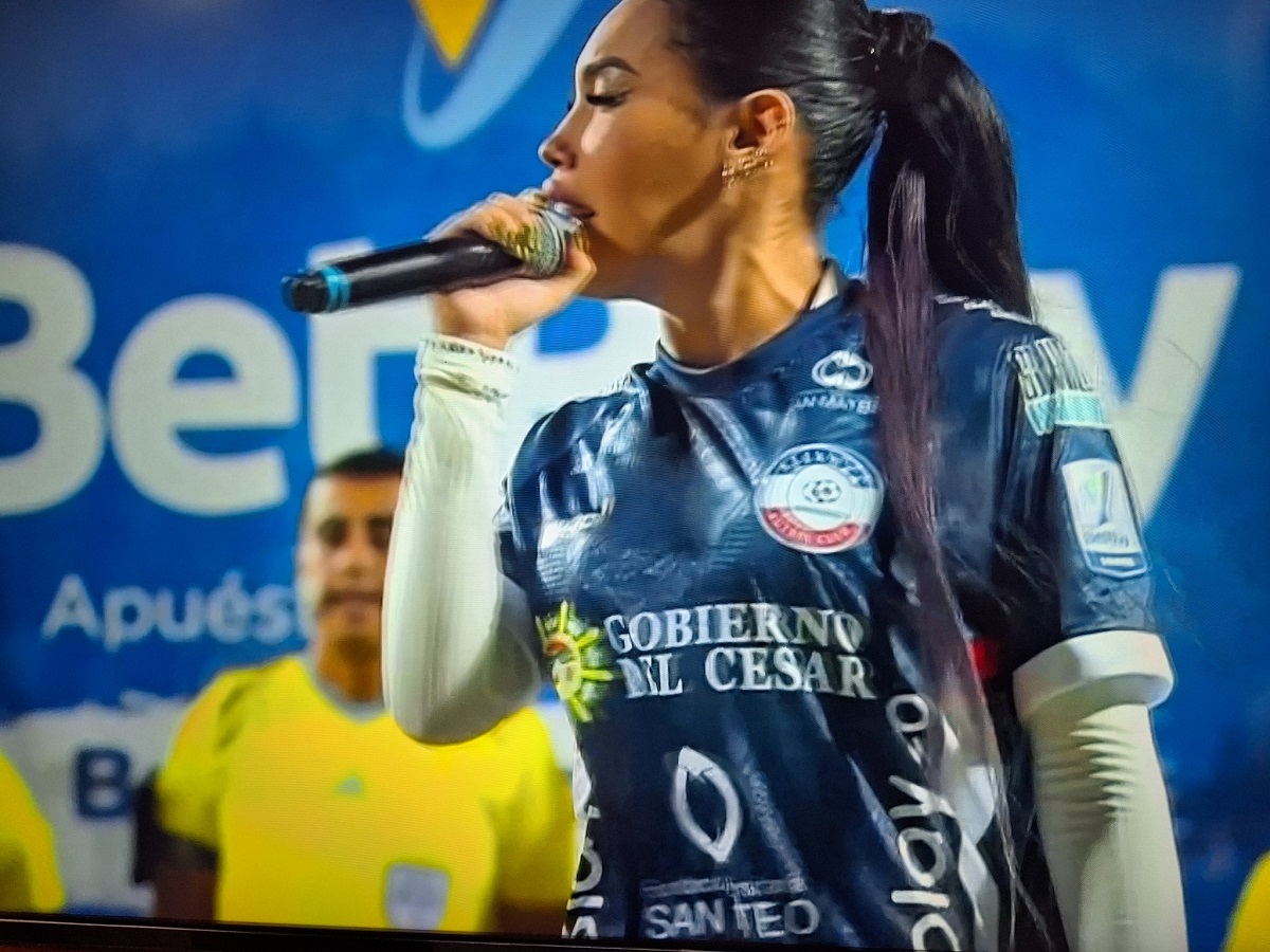 Ana del Castillo, cantando el himno de Valledupar en el estreno de Alianza contra Deportivo Cali en esa ciudad.