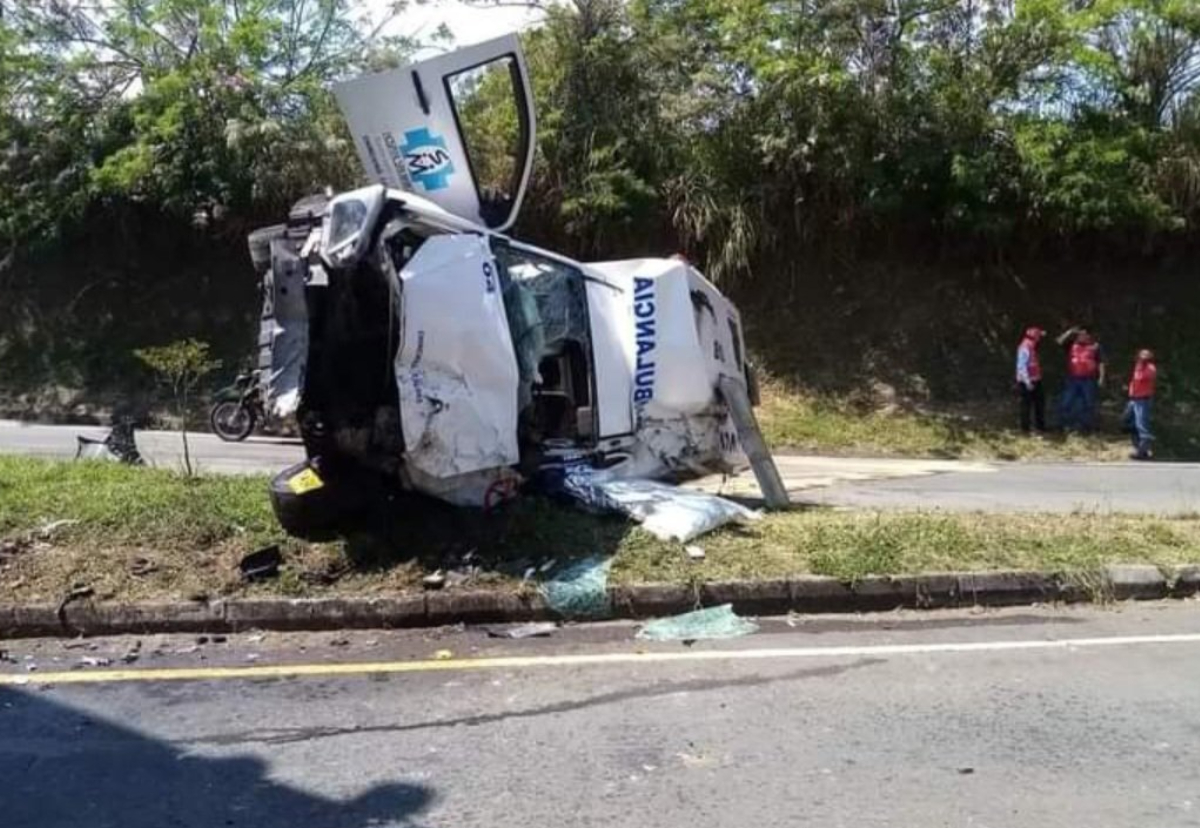 Ambulancia cayó desde un puente en la vía que conduce de Manizales a Chinchiná, en el departamento de Caldas. Hay un muerto y un herido. 