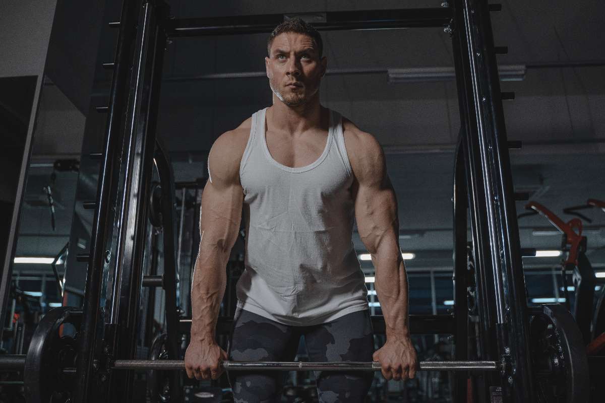 Foto de hombre haciendo ejercicio, en nota de qué es mejor para sacar músculo entre repeticiones o más peso; ventajas y desventajas