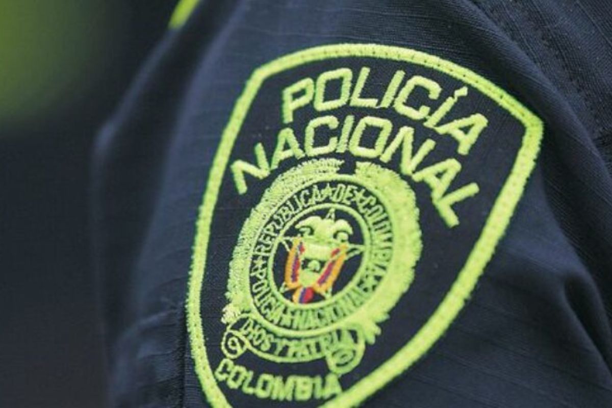 Foto de escudo de Policía Nacional, por policías que recibían dinero para permitir venta de licor adulterado