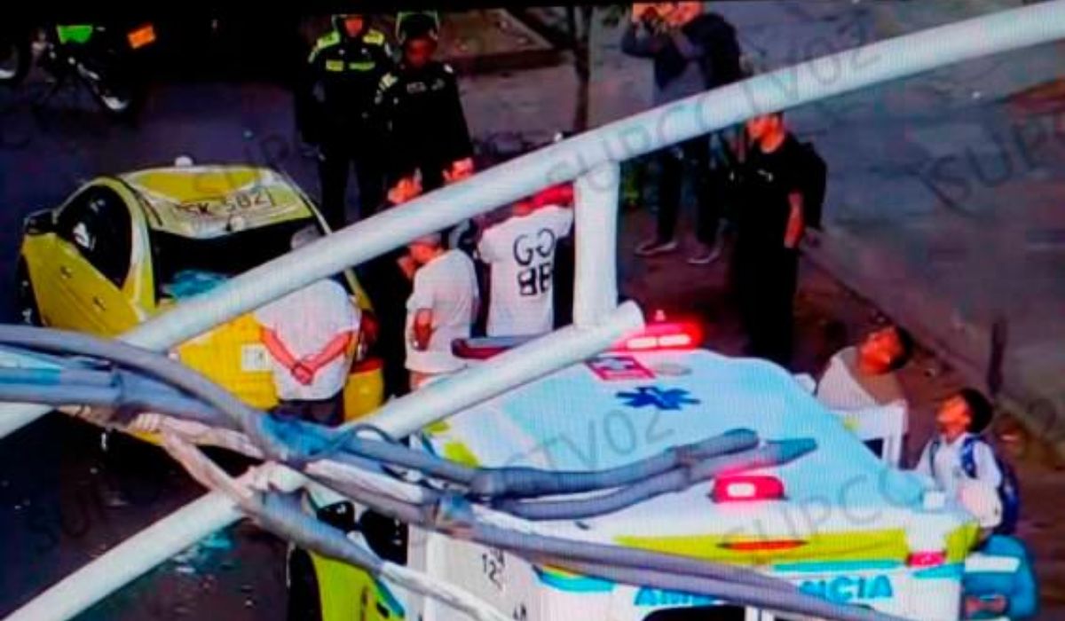 Medellín: hombre se cayó de un árbol y aterrizó encima del techo de un taxi