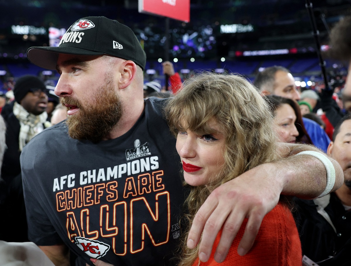 Travis Kelce y Taylor Swift, en nota sobre cuánto gana él, que jugará Super Bowl 2024
