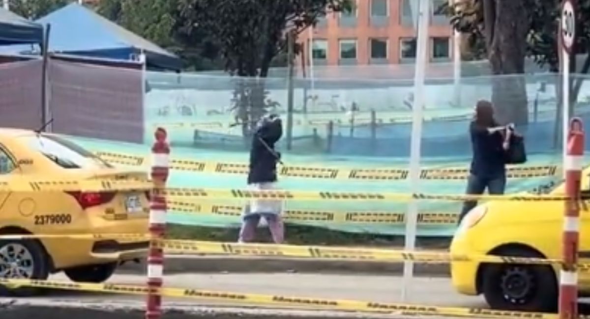 Video viral de pelea entre habitante de calle y mujer en Bogotá acapara la atención de las redes sociales hoy.