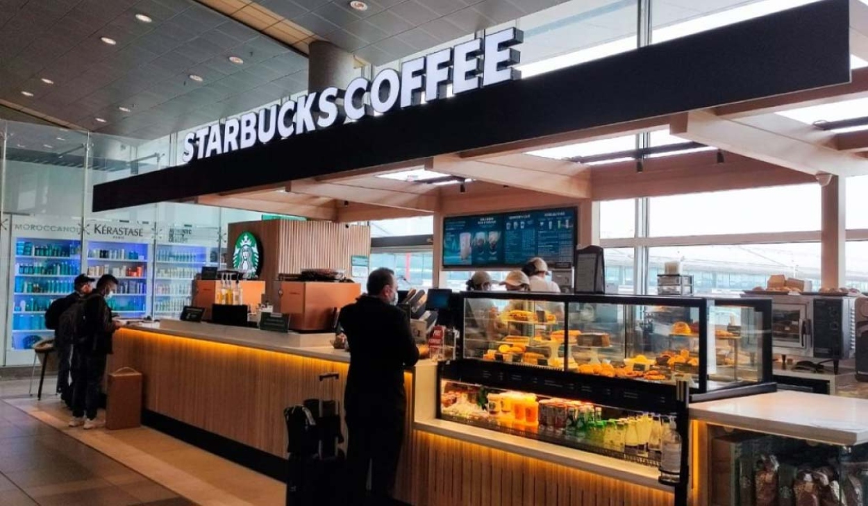 Ingresos de Starbucks crecieron en último trimestre de 2023, pero hubo impacto por guerra en Gaza