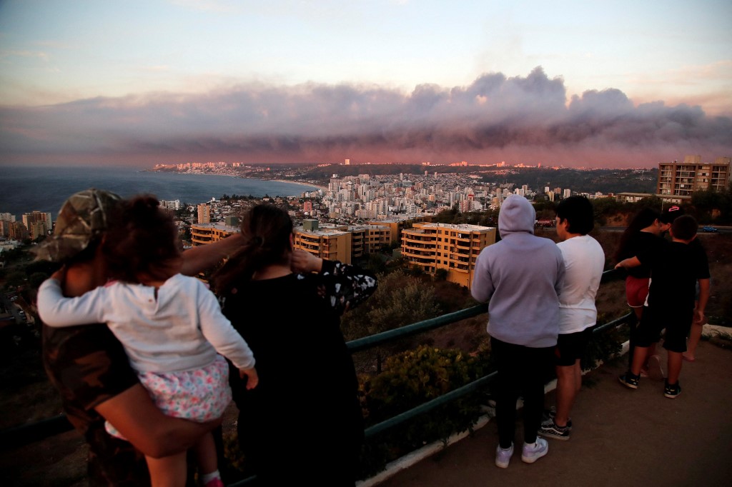 Chilenos observan densas humaredas ocasionadas por incendios forestales.