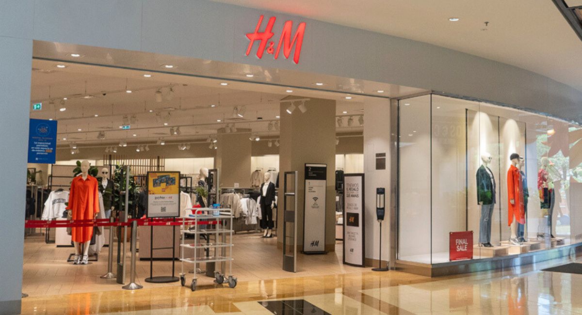 H&M, famosa cadena de tiendas de ropa, pasa malos días por cuenta de resultados adversos en materia de ventas y caída en acciones.