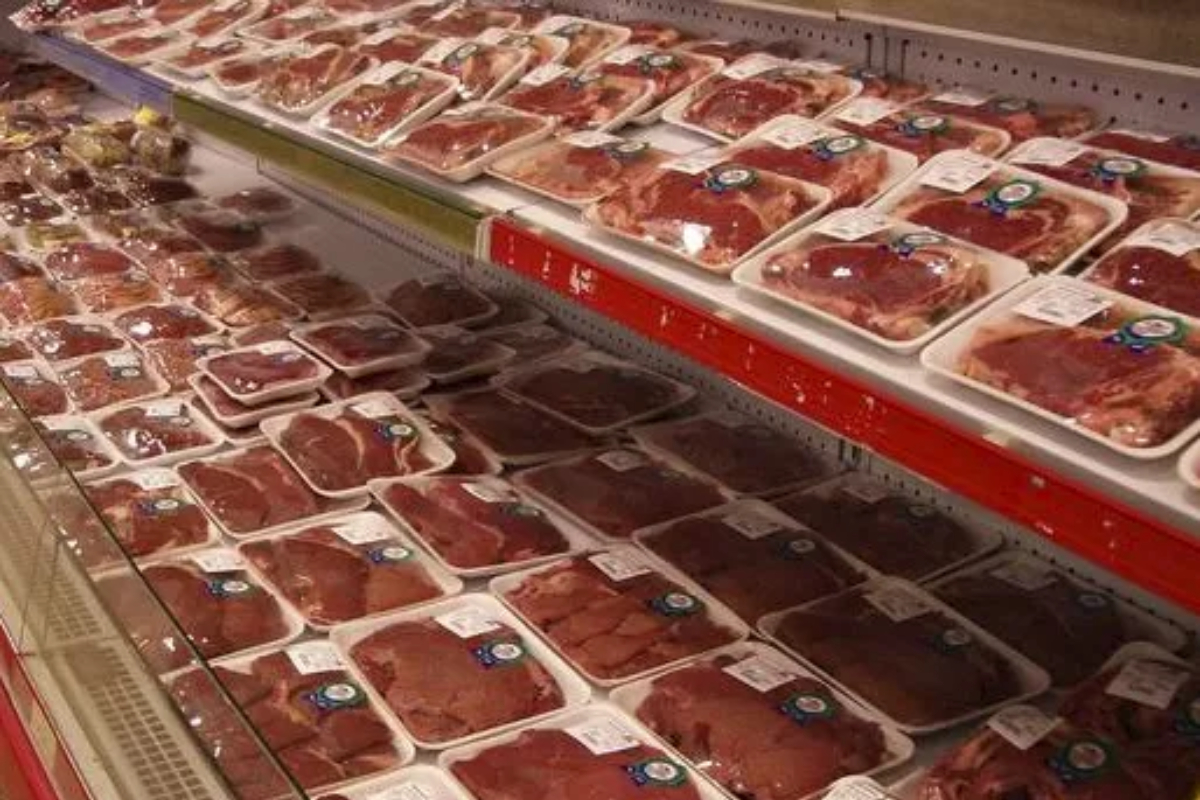 Los colombianos consumen más carne, leche y pan en Colombia durante 2023, pues fueron los alimentos más vendidos en tiendas de barrio y supermercados. 