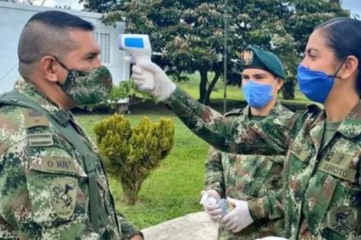 Explian si el virus que mató a cadete en Escuela Militar podría impactar al resto de Bogotá. En el lugar hay una propagación y un grave brote. 