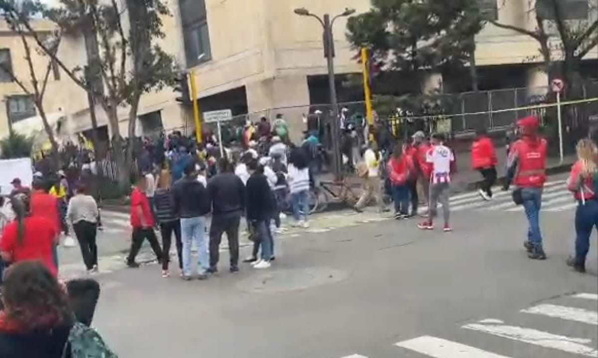 Atacaron a un magistrado en medio de protestas