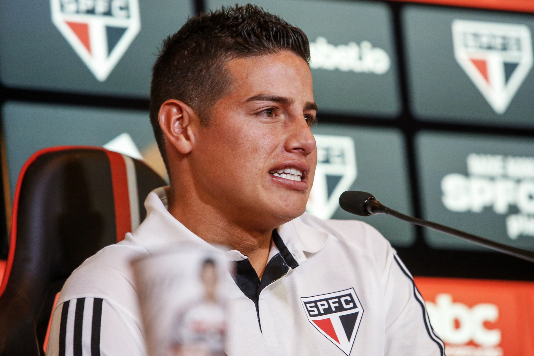 James Rodríguez, luego de pedir su salida de Sao Paulo, fue fuertemente criticado por el vicepresidente del Besiktas, club a donde se presumía que llegaría