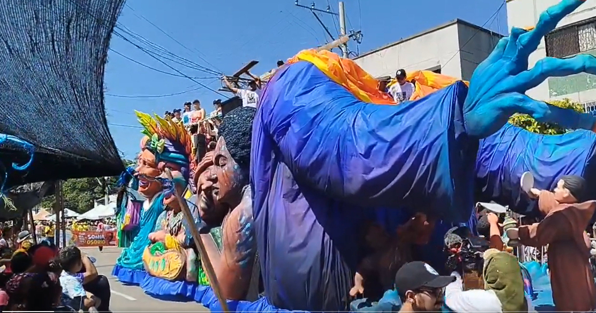 Contra Viento y Marea sin cabeza en el Carnaval de Barranquilla.