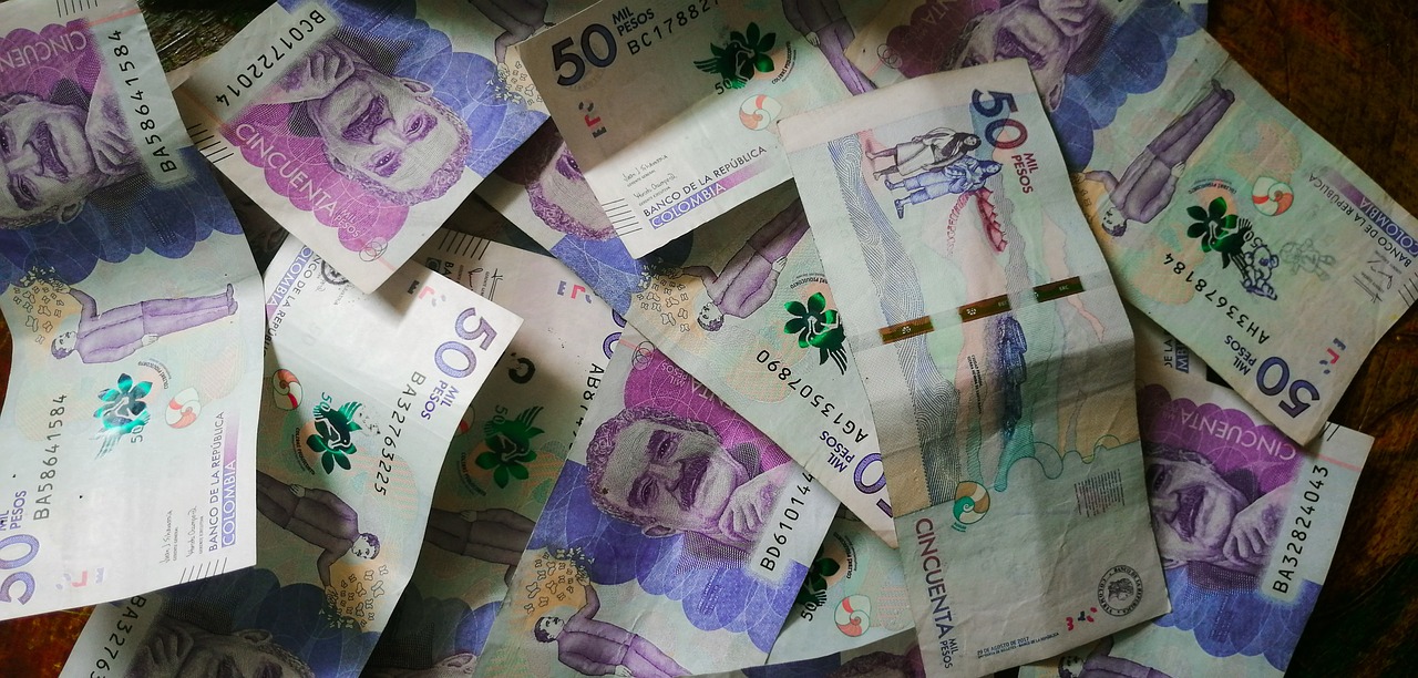 Foto de pesos colombianos por créditos en bancos para mujeres