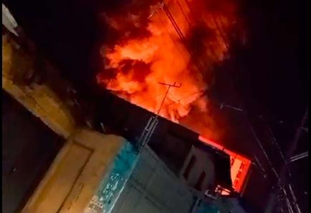 Incendio afectó bodega en el centro oriente de Medellín en la madrugada de este lunes 