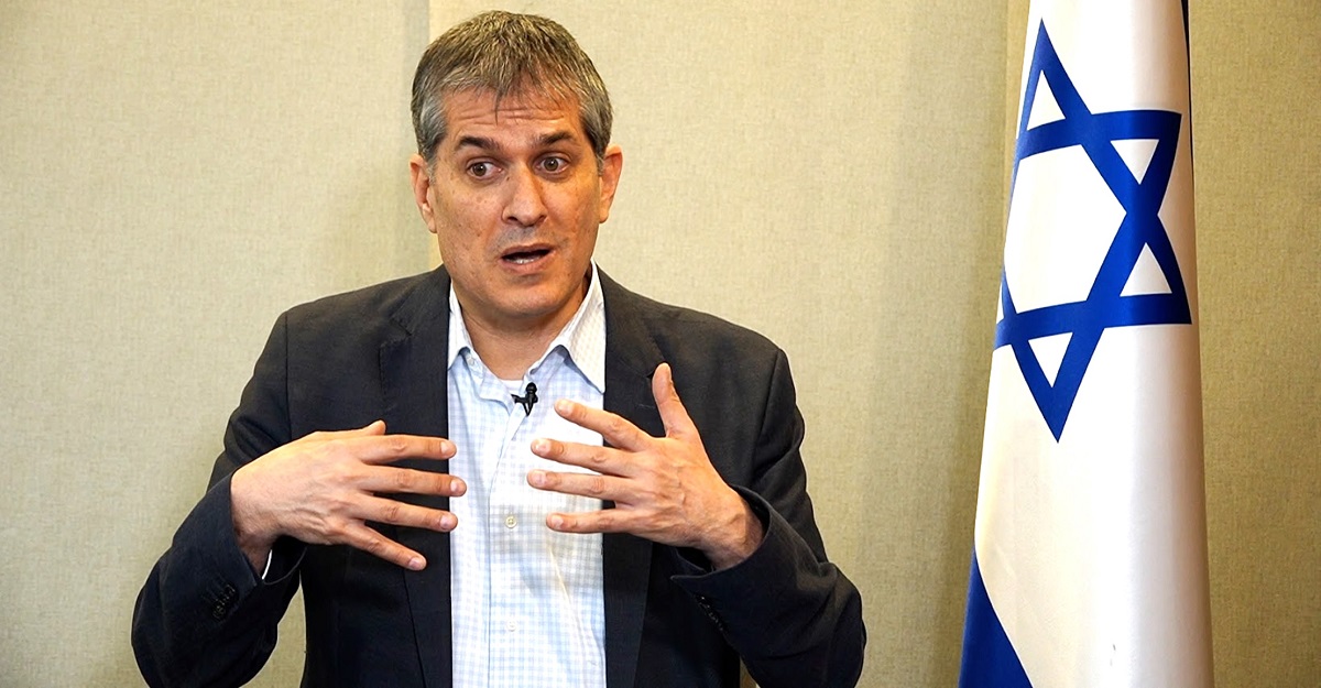 El embajador de Israel en Colombia arremetió contra el director de la Dian. 