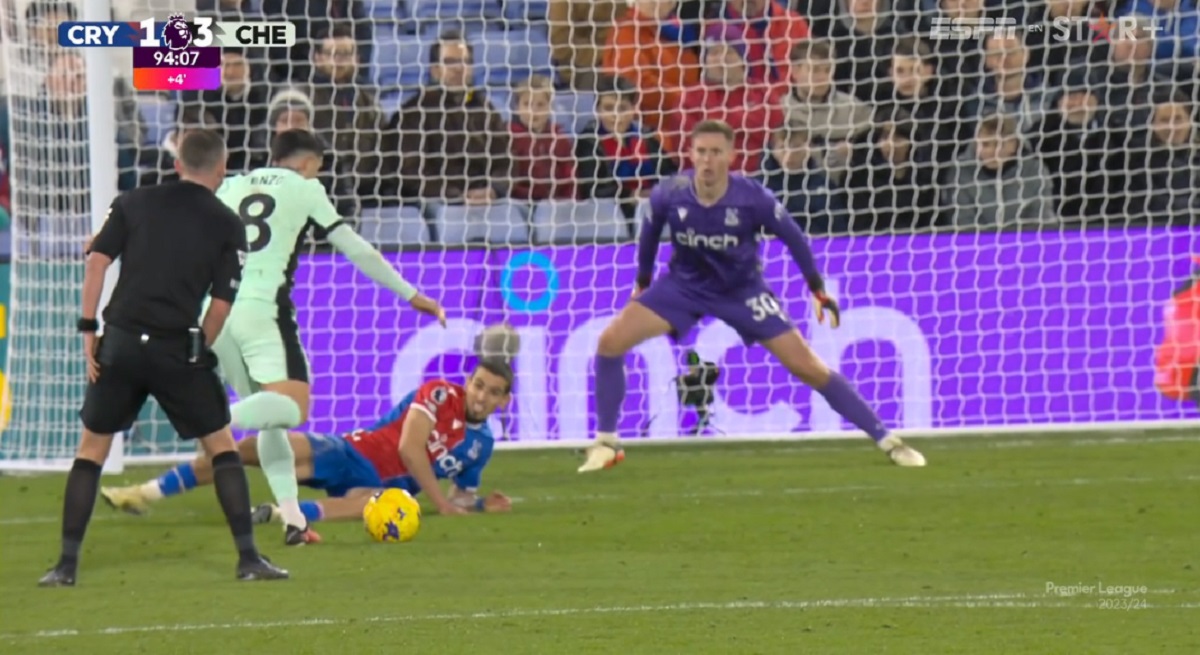 Daniel Muñoz quedó en ridículo en gol de Enzo Fernández con Chelsea: video