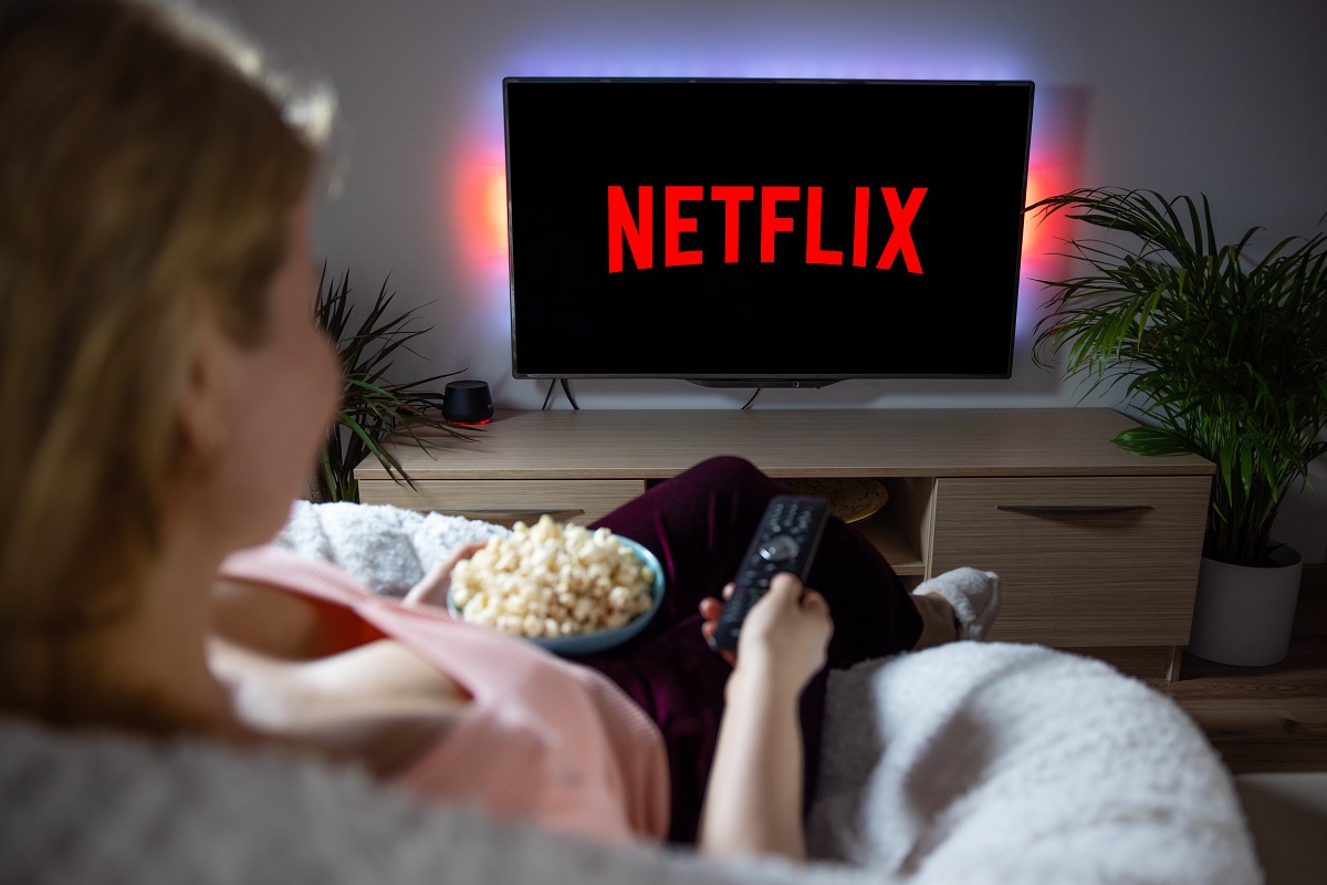 Persona viendo Netflix, en nota sobre novelas y películas turcas para ver en la plataforma en San Valentín