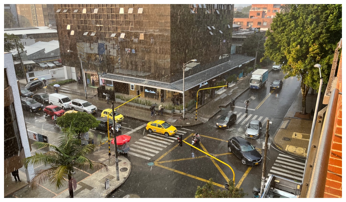 Aguacero acabó con el sol de Bogotá: trabajadores, afectados en el regreso a casa