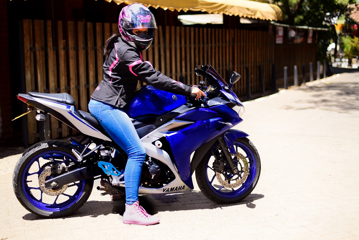 Mujer en moto, en nota sobre si se puede andar en ese vehículo en embarazo