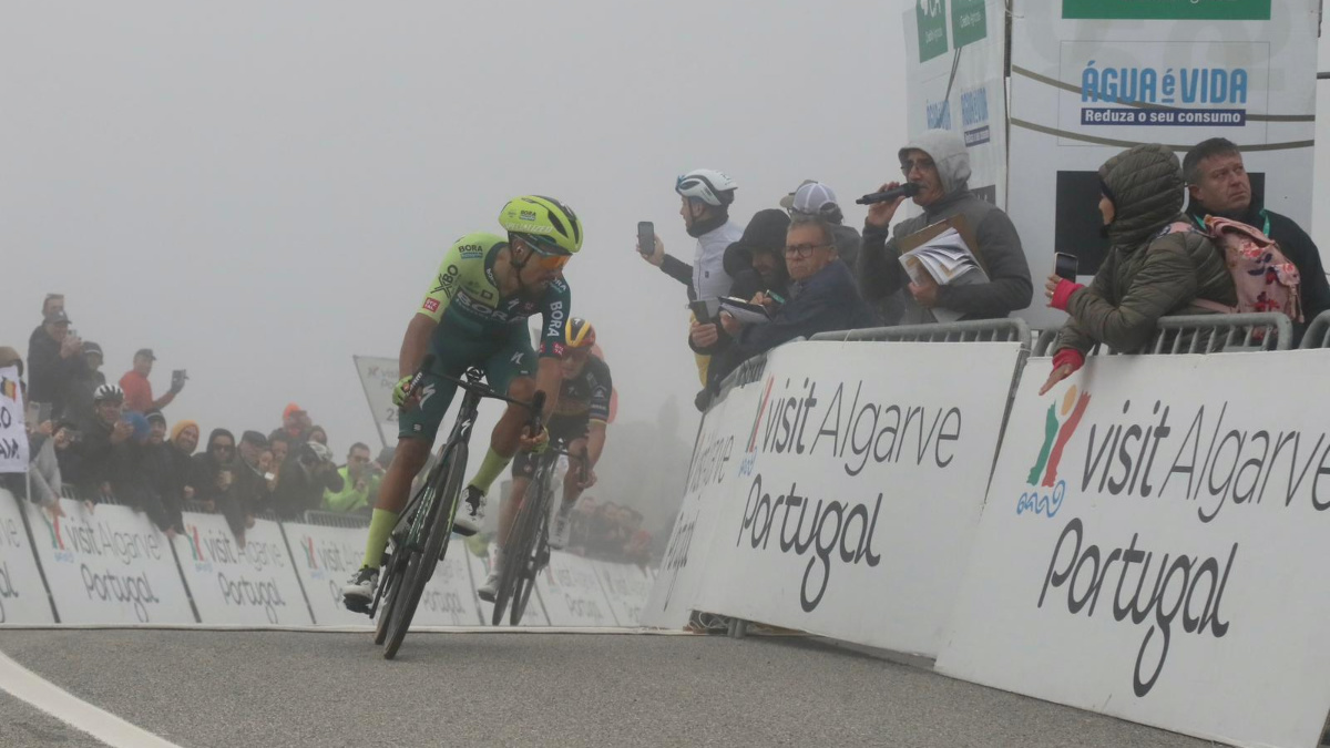 Daniel Felipe Martínez ganó la etapa 2 de la Vuelta al Algarve y venció a Remco Evenepoel: video del triunfo