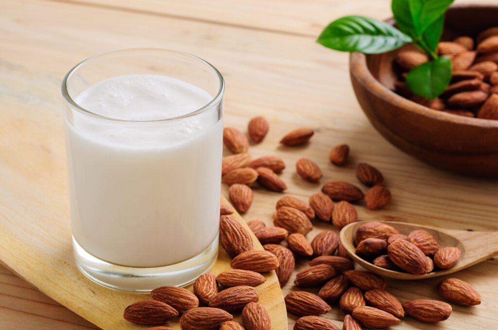 La leche de almendras es una de las bebidas de procedencia vegetal más consumidas / Foto: Shutterstock