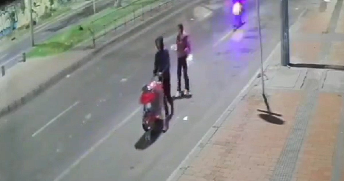 Motociclista en Bogotá que atropella a pareja con bebé en coche: todos están heridos