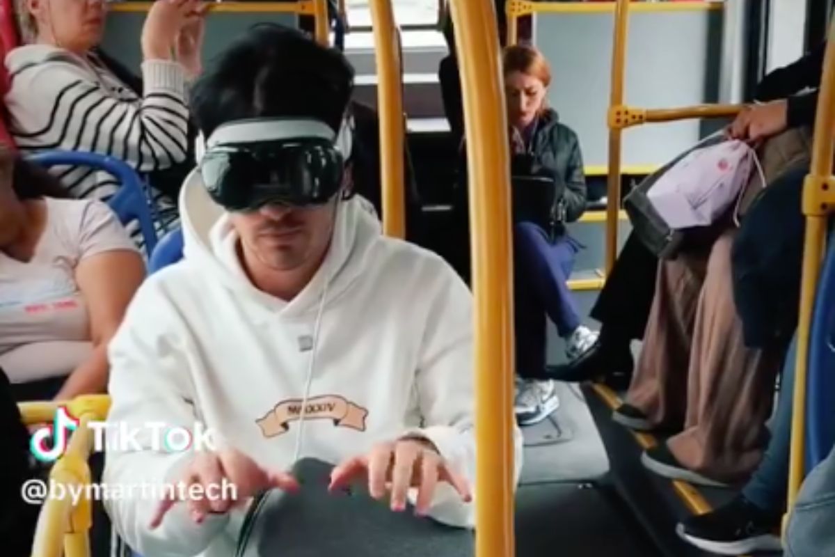  joven que usó Apple Vision Pro en TransMilenio iba a ser atracado