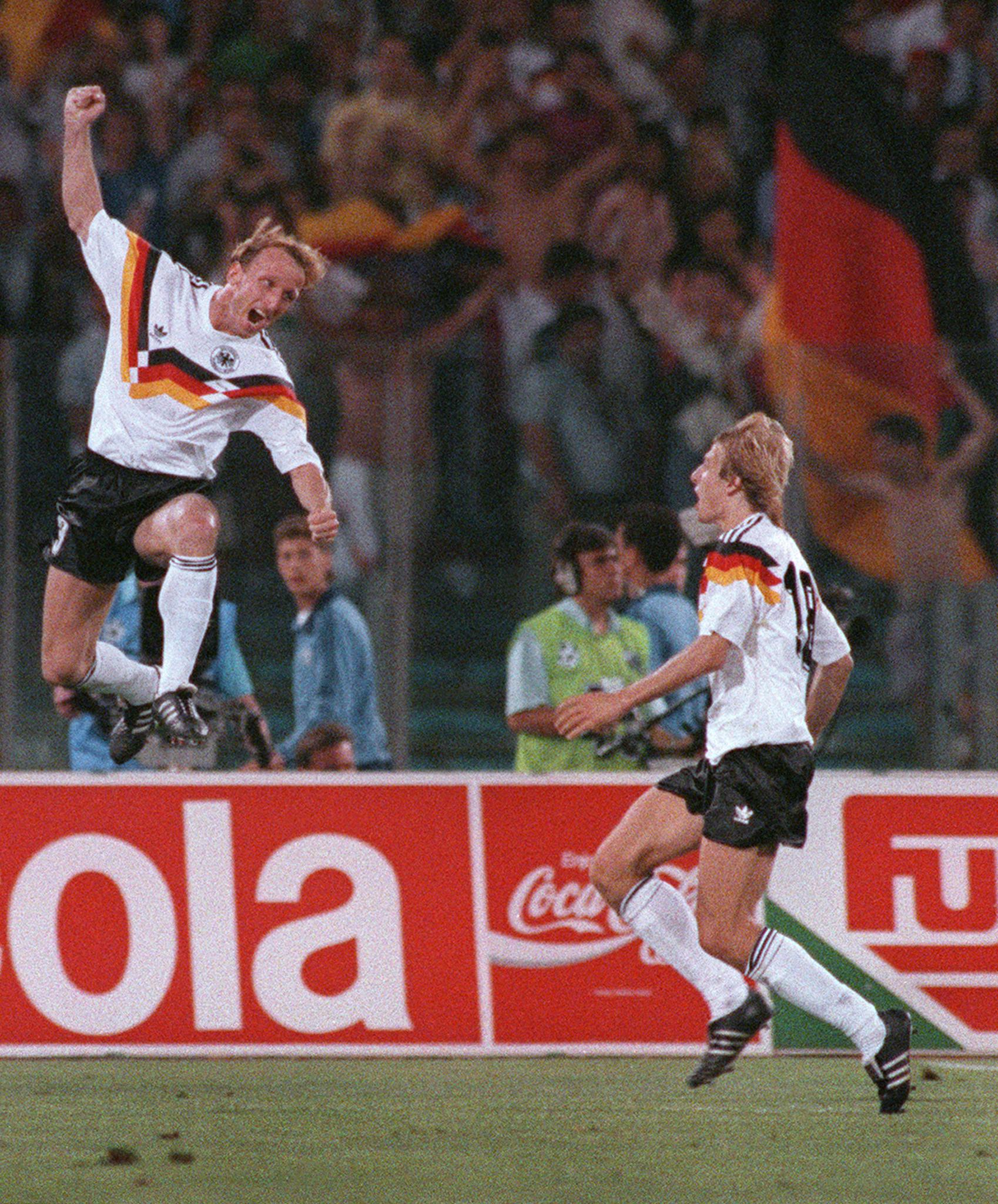 Andreas Brehme (izquierda), celebra con Jurgen Klinksmann el gol del título de Alemania en Italia 90.