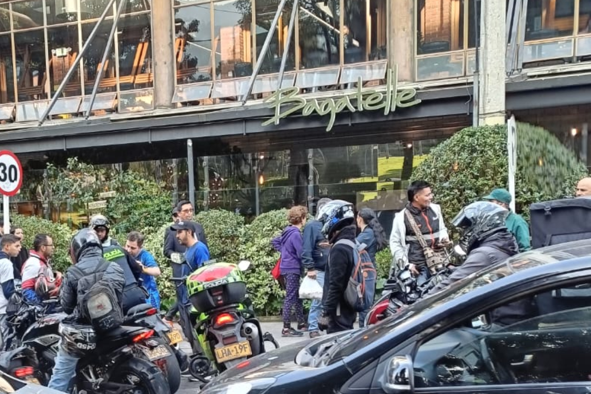 Balacera en el Parque de la 93, en Bogotá: video del restaurante Bagatelle con meseros que se tiraron al piso. En la zona hubo un robo en un negocio. 
