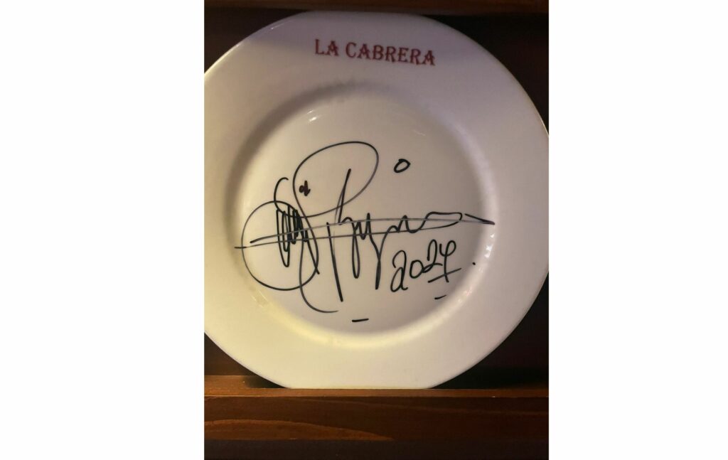 Autógrafo de Luis Miguel en el restaurante La Cabrera. / Foto: Instagram @lacabrera_bogota