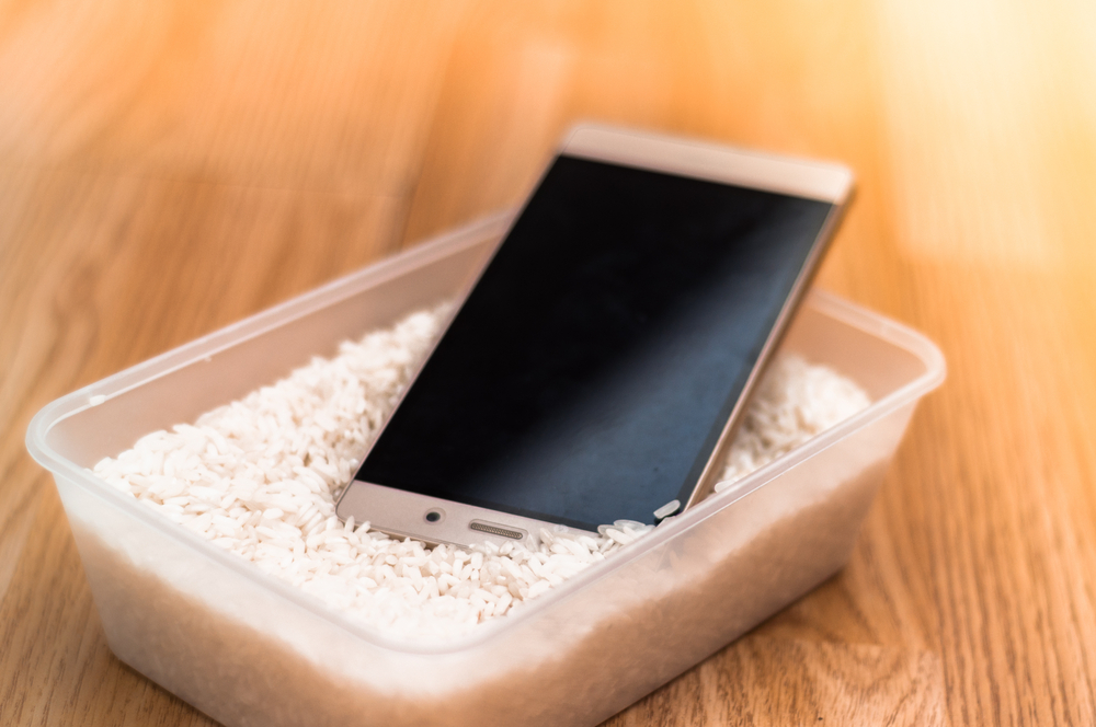 Es bueno o malo poner el celular en arroz cuando se moja