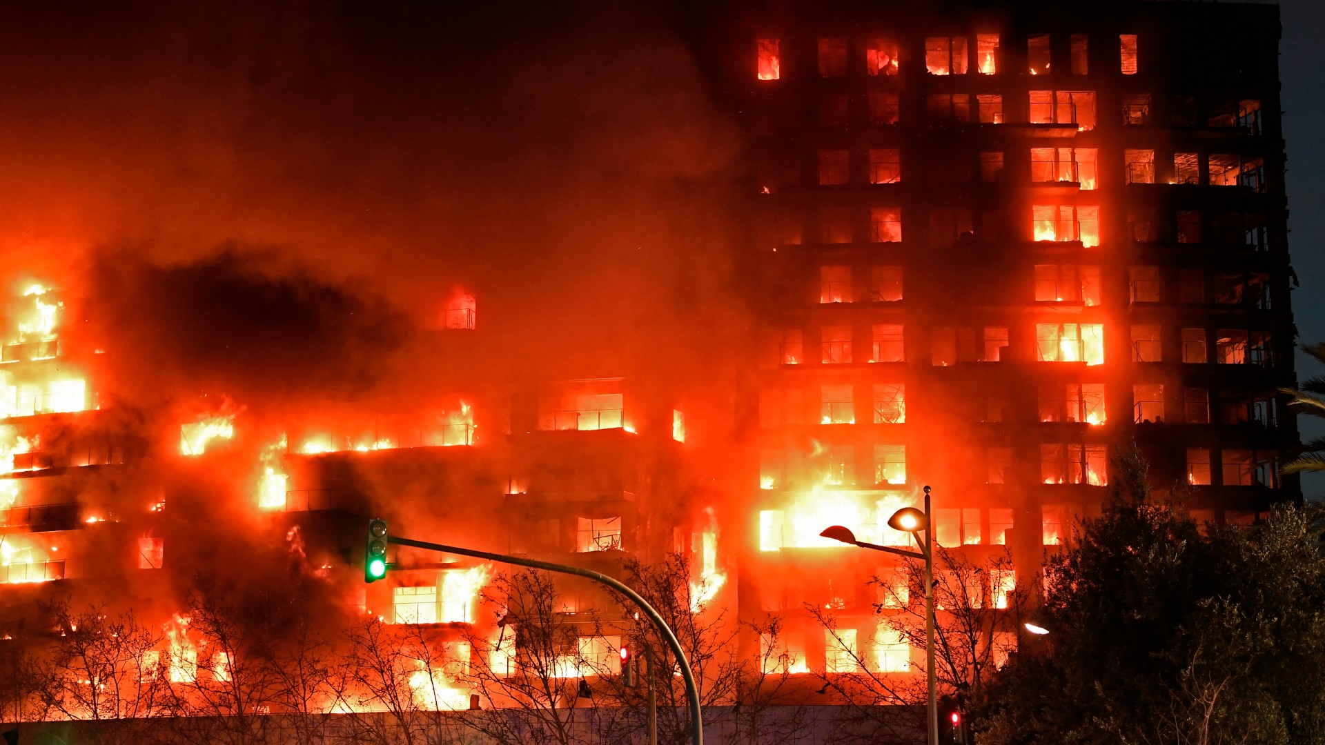 Un gigante incendio devora un edificio de viviendas en Valencia, España