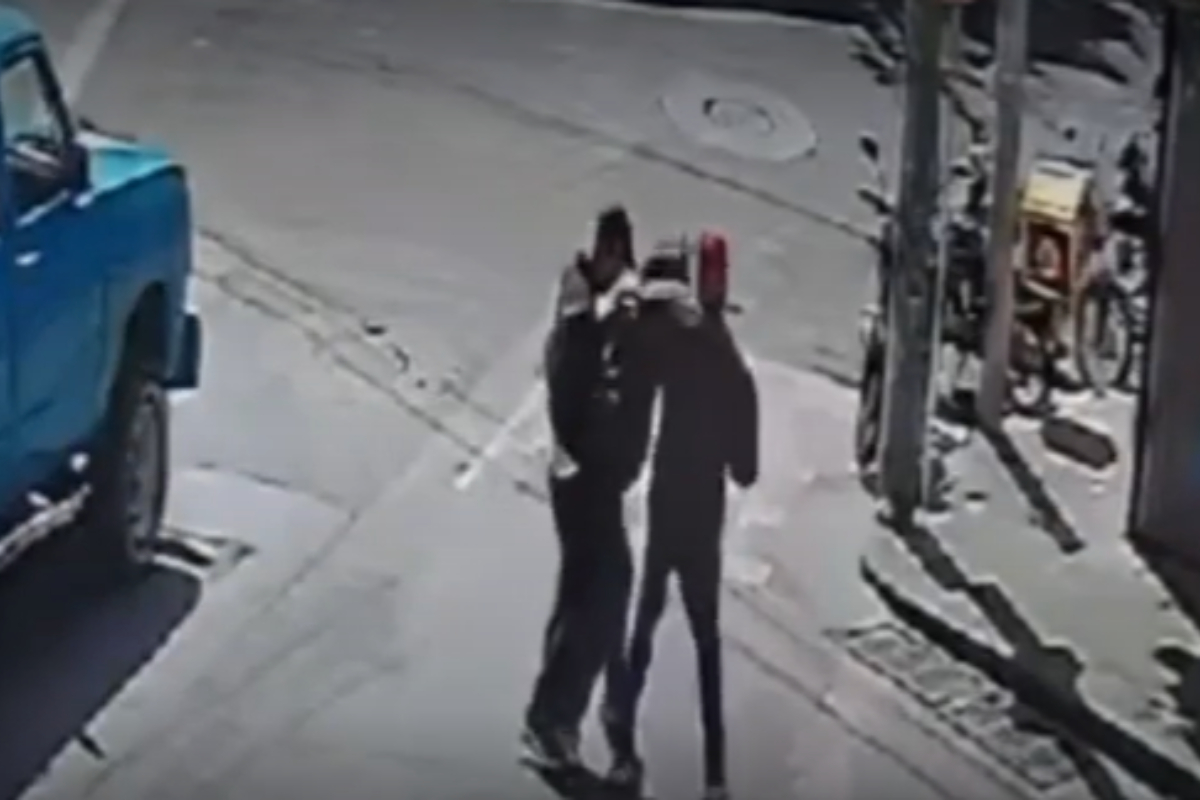 Nuevo robo en Bogotá: a hombre le hurtaron bolso con dinero cuando iba saliendo de un banco. Además, lo golpearon fuertemente en su rostro por oponerse. 