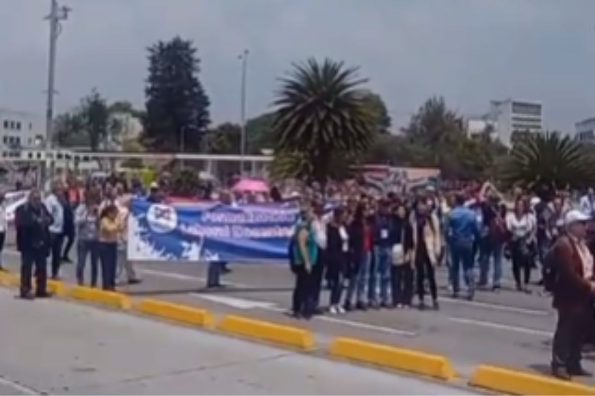 Protestas en Bogotá hoy provocan retrasos en Transmilenio sobre la calle 26