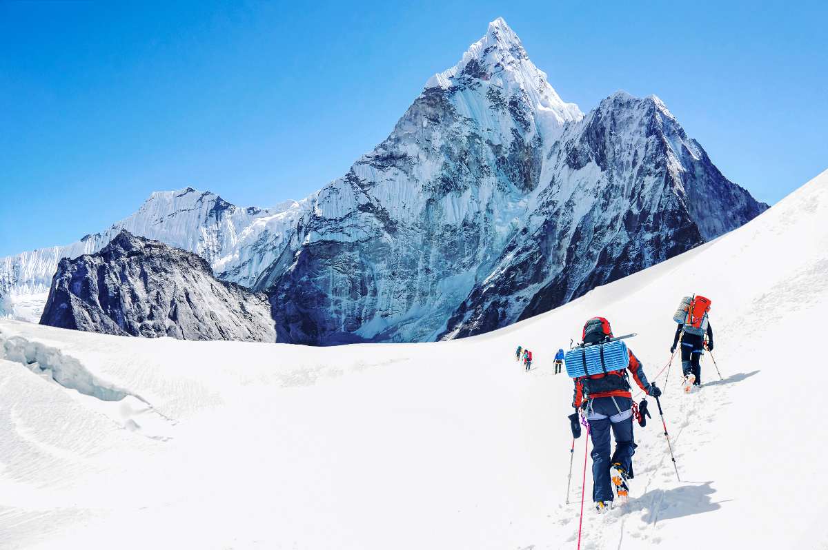 Foto de escaladores en Everest, en nota de cuál es la llamada zona de la muerte del Monte Everest para los alpinistas: cómo es