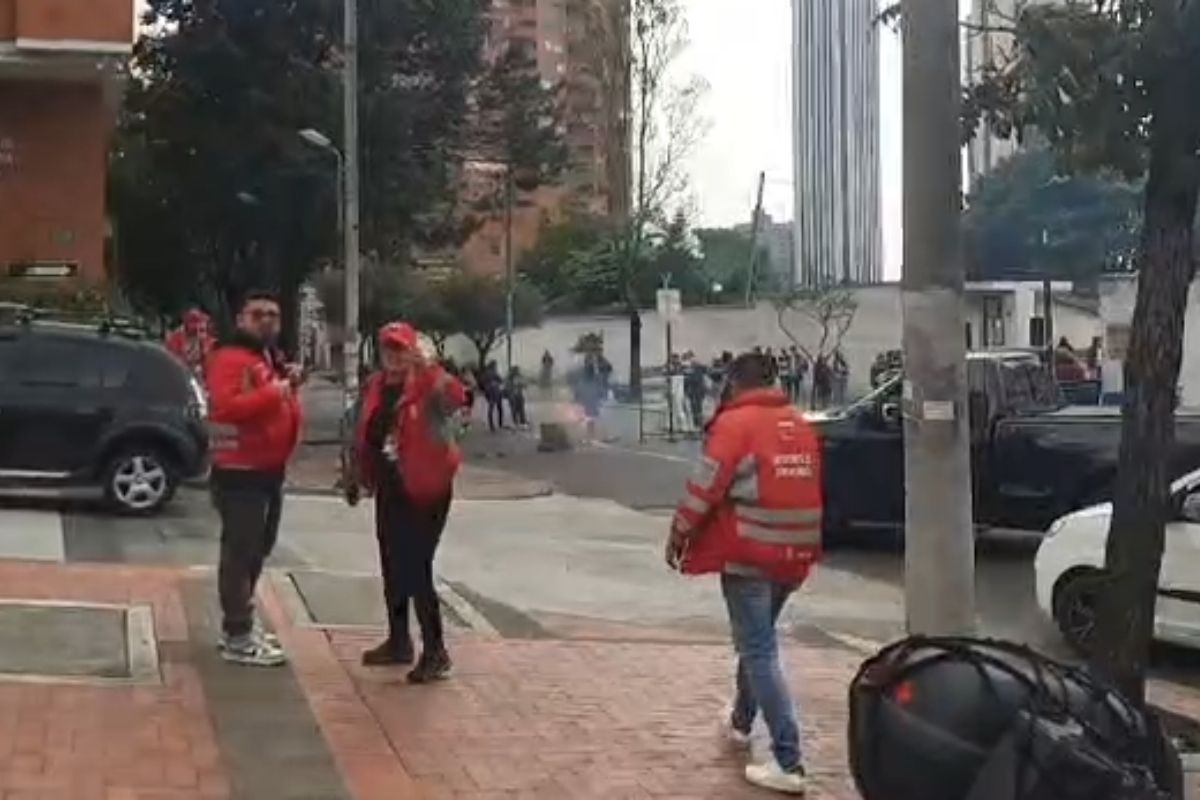 Disturbios en el centro de Bogotá; encapuchados se enfrentan a la Policía