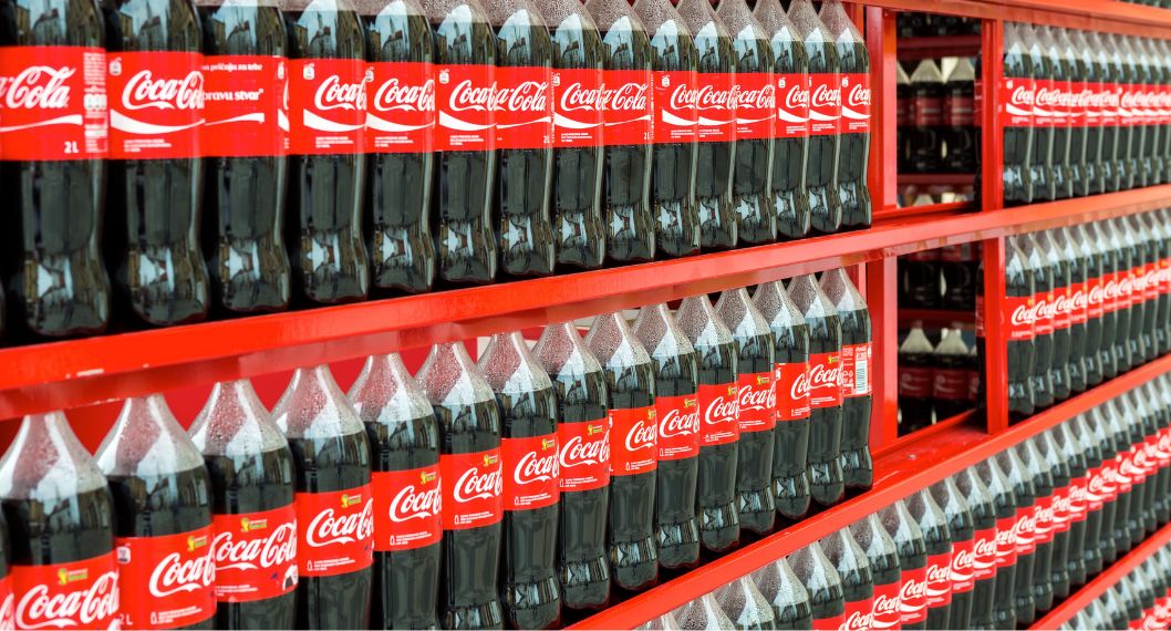 Botellas de Coca-Cola, bebida que en Colombia lanzó un nuevo producto 