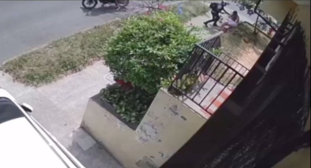 Una mujer sacó a pasear el perro y un ladrón armado con pistola le quitó todo en Belén, Medellín
