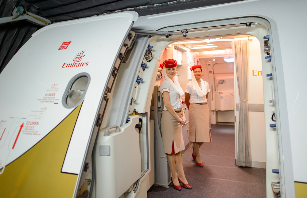 Fly Emirates en Colombia y cuánto le pagan a sus azafatas
