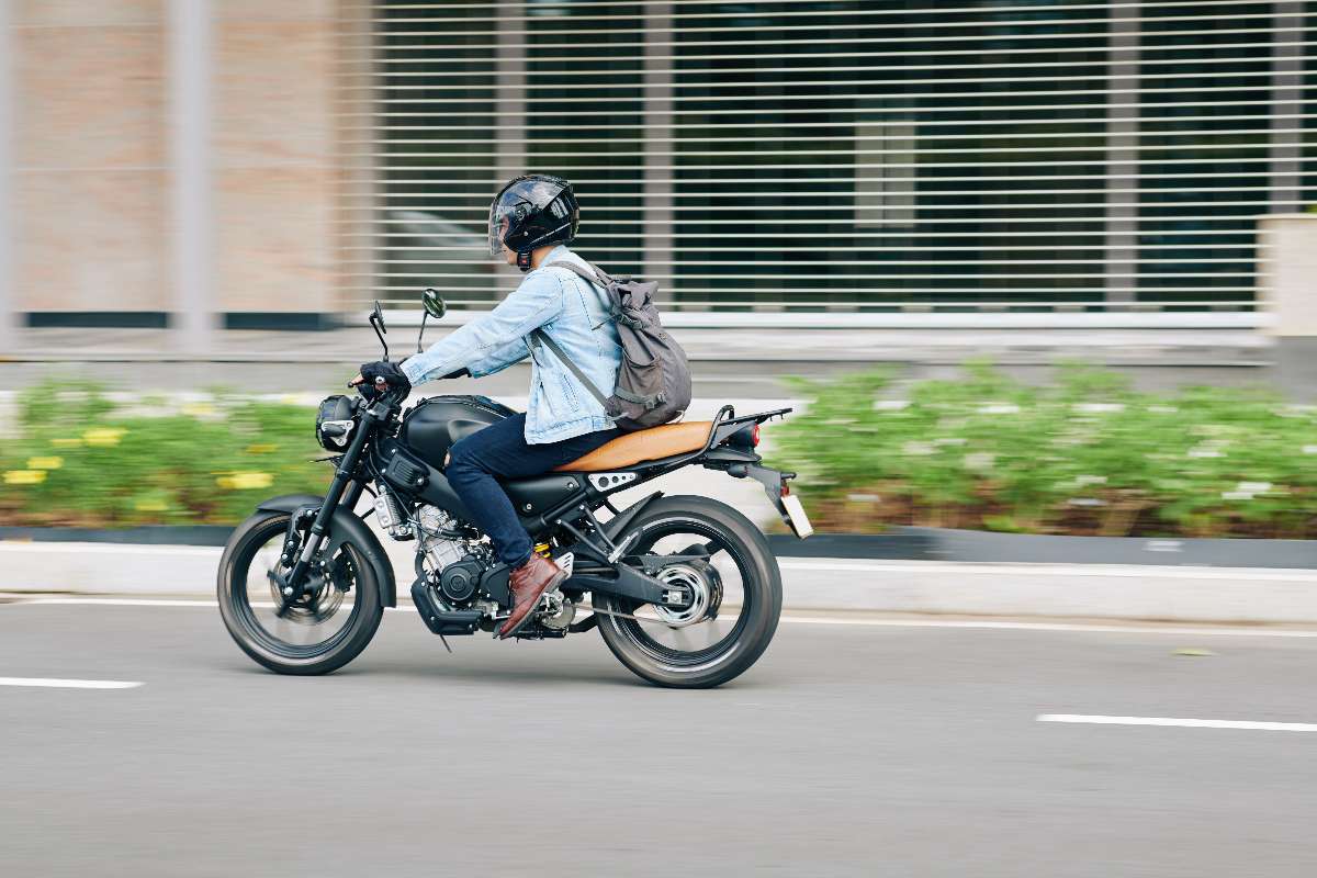 Foto de motocicista, en nota de qué diferencias hay entre moto automática y semiautomática: guía para entenderlas