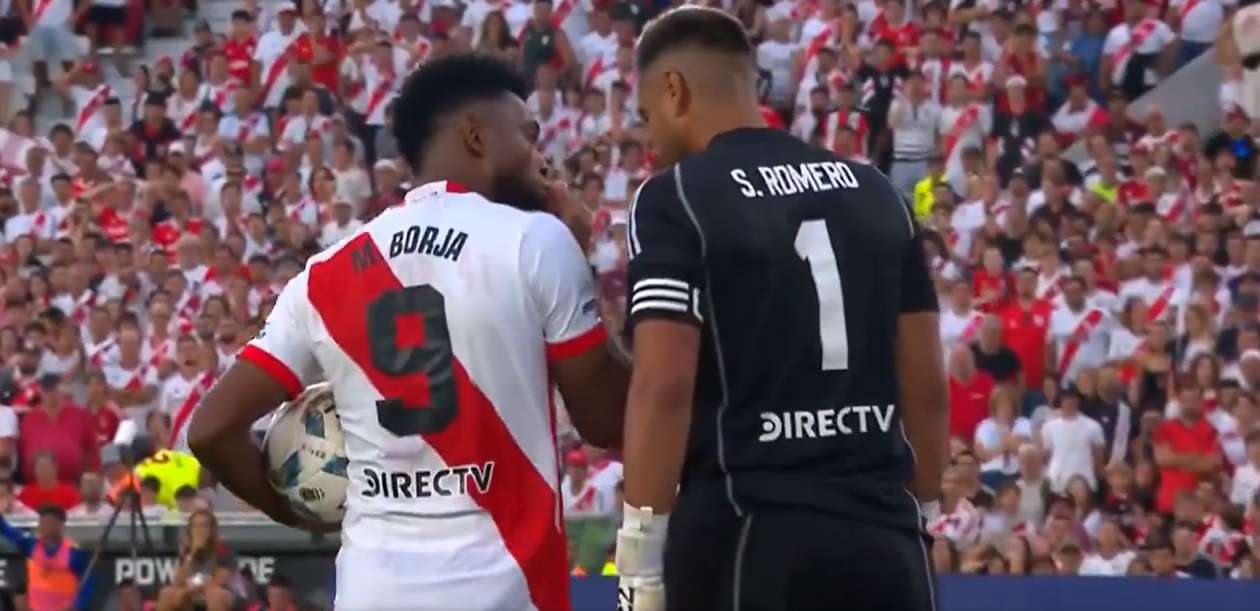 Foto de Miguel Ángel Borja con Chiquito Romero, en nota de que el colombiano en River Plate vs. Boca Juniors pulló al arquero (video)