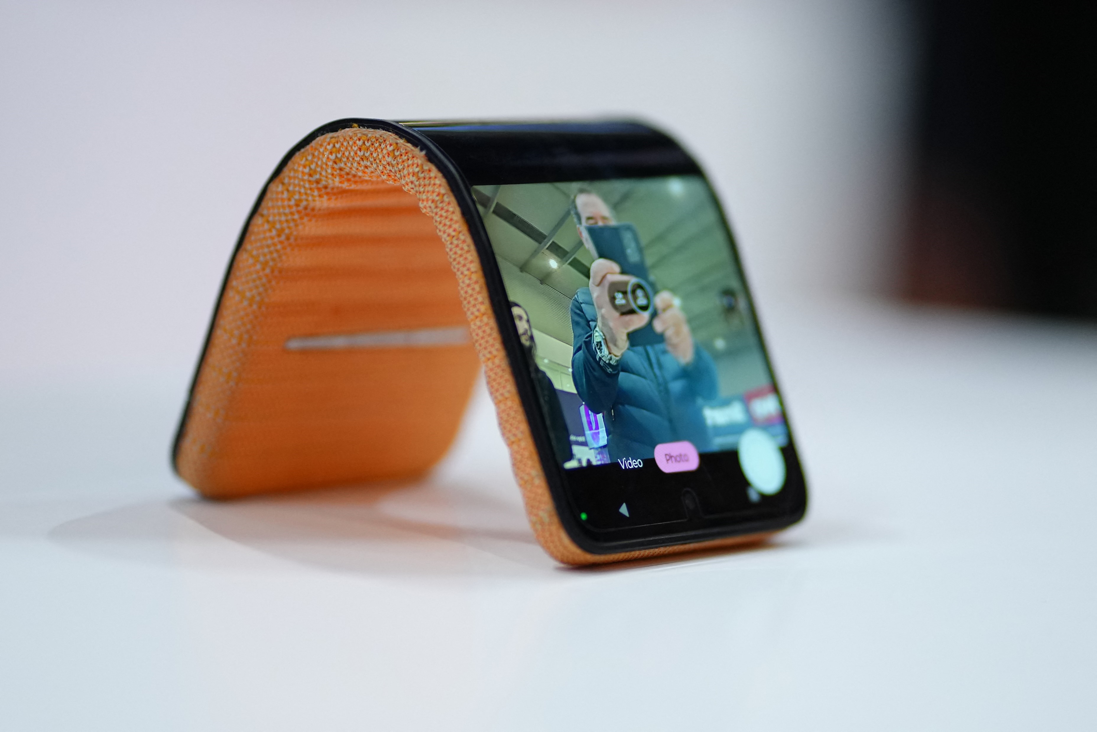 MWC 2024: celular plegable de Motorola de 6,9 pulgadas que se dobla y se convierte en una pulsera fue presentado en Barcelona.