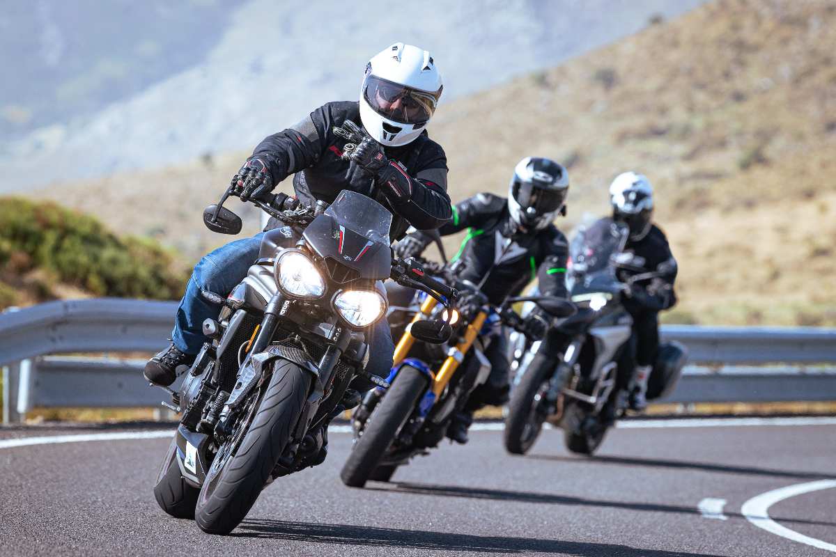 Foto de motociclistas, en nota de qué es el efecto Venturi en motos y cómo se explica.