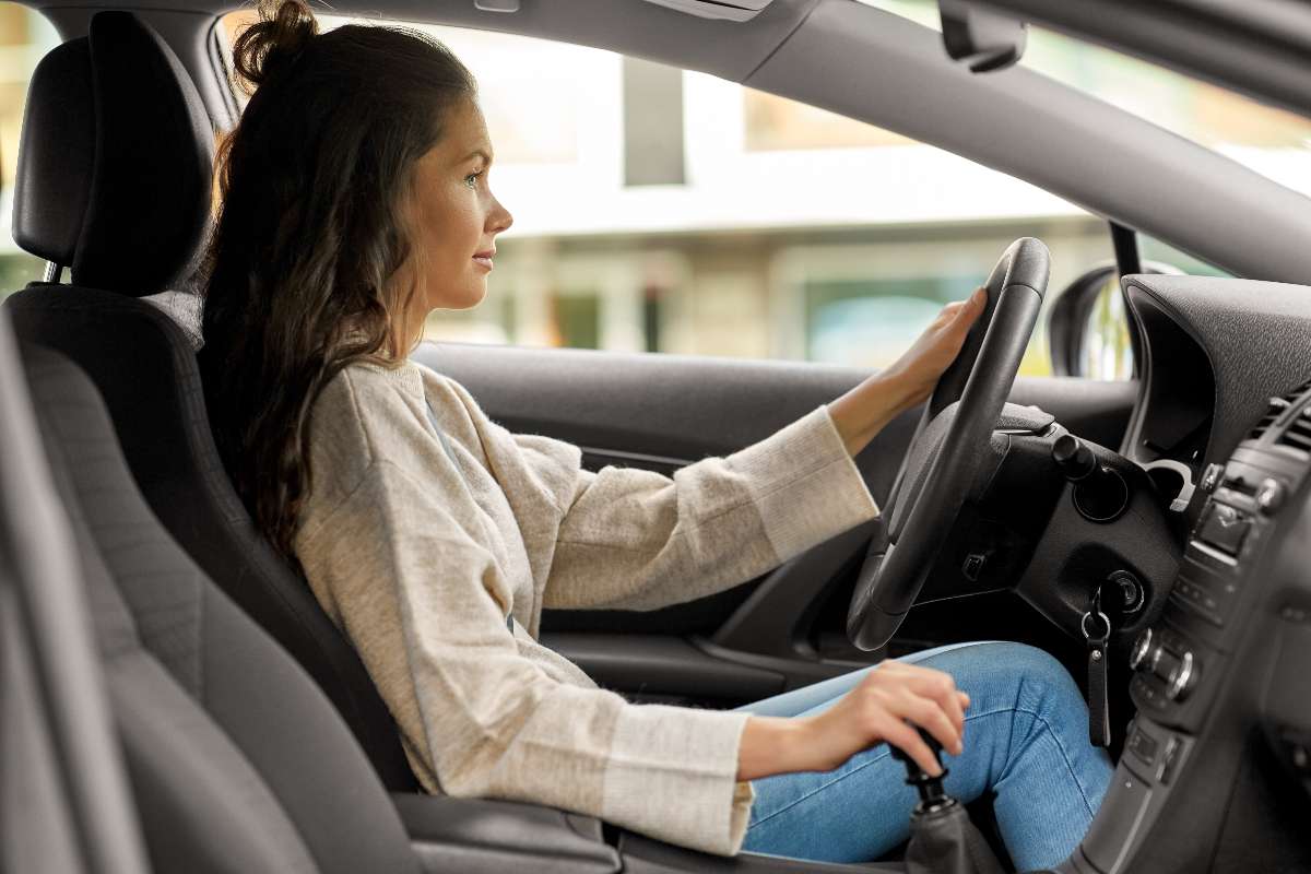 Foto de mujer manejando automóvil, en nota de cómo saber si tengo problemas en la caja de cambios del carro: estás son las señales