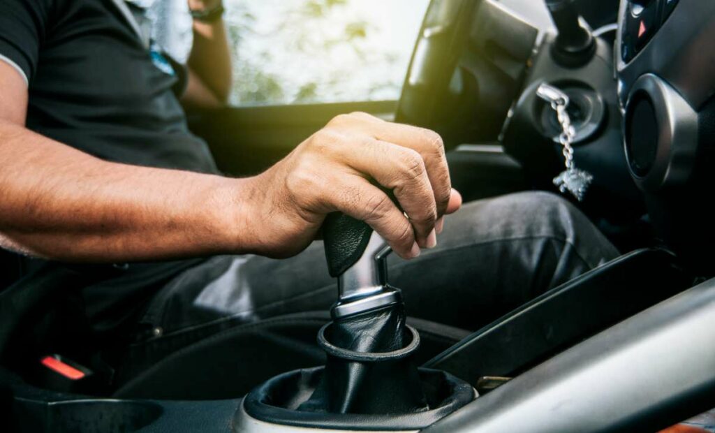 Cómo saber hay problemas en la caja de cambios del carro./ Shutterstock