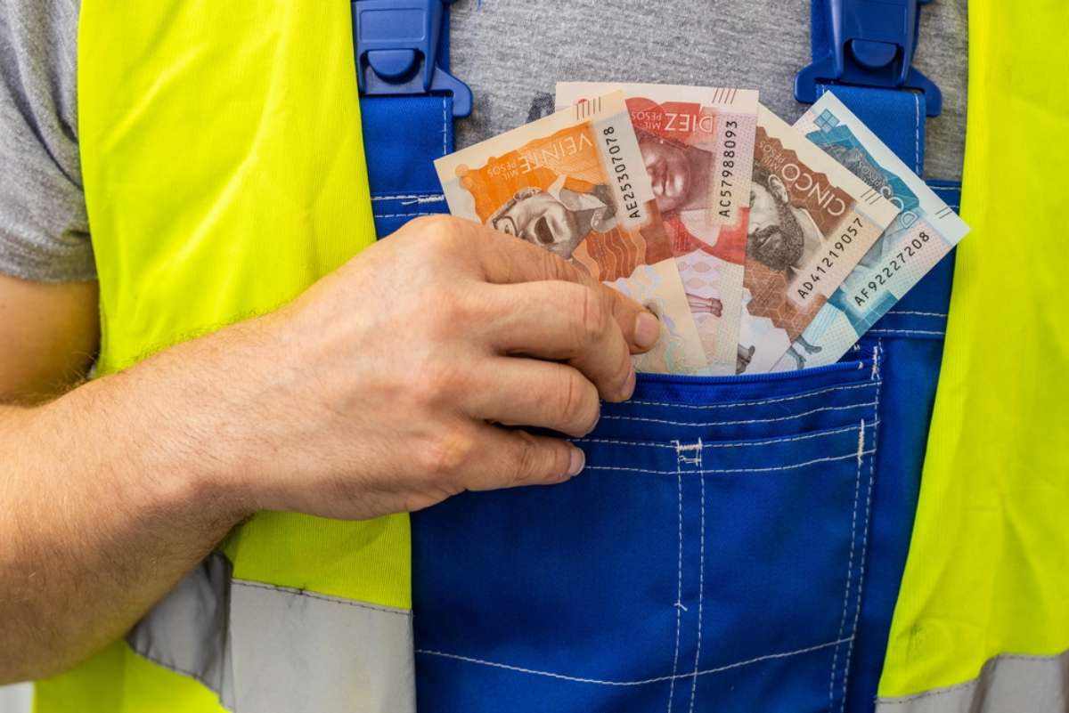 Foto de persona con dinero colombiano, en nota de cuál es la diferencia entre adelanto y anticipo de nómina: tome nota para pedirlo