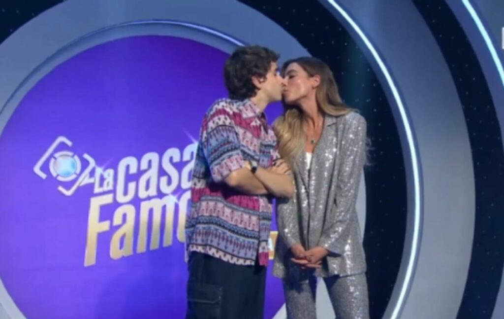 Beso de 'Carmelo' y Carla Giraldo. Foto: Canal RCN